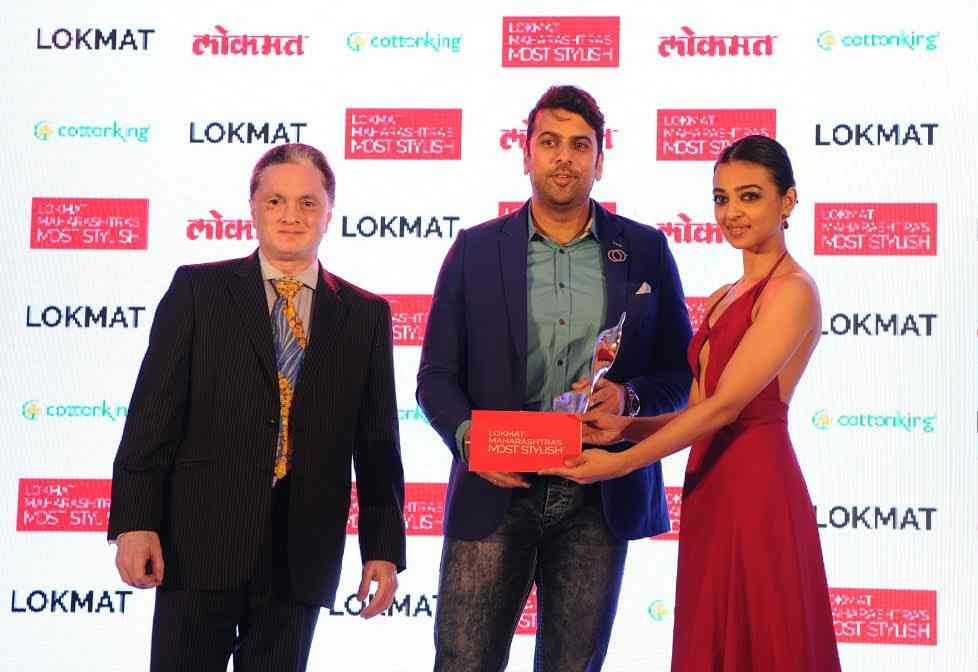 Radhika Apte with Lokmat Maharashtra's Most Stylish Award 