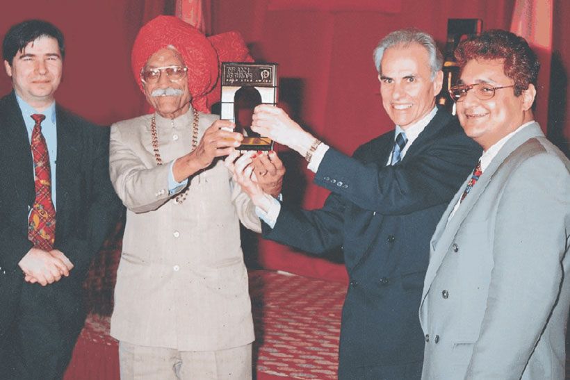 Mahashay Dharampal Gulati with Arch of Europe Award  