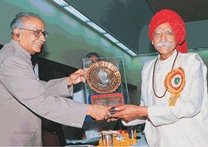 Mahashay Dharampal Gulati with Dadabhai Naoroji Award  