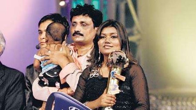 Vaishali Mhade with her husband and daughter