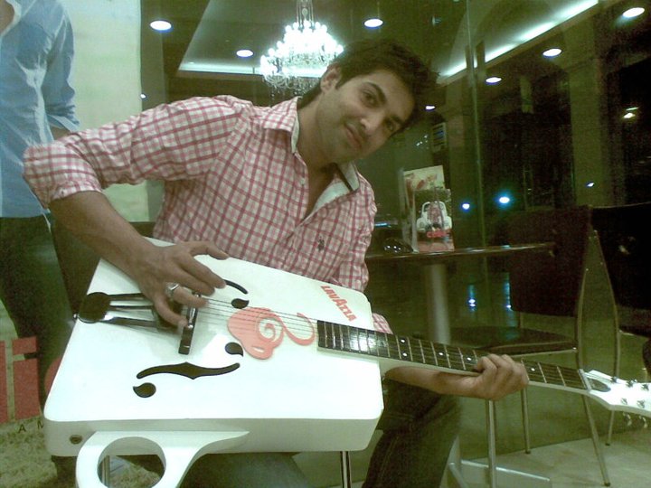 Naved Qureshi playing the guitar