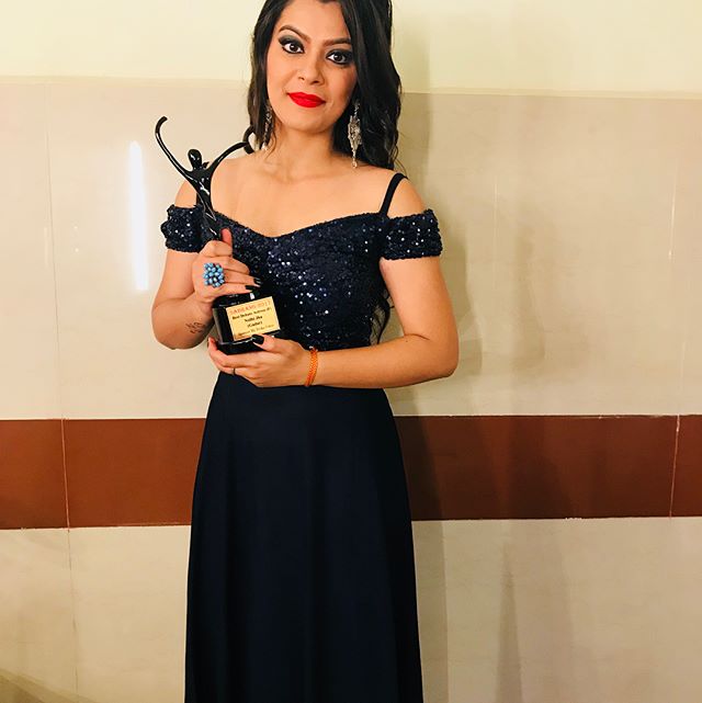 Nidhi Jha with her Award 