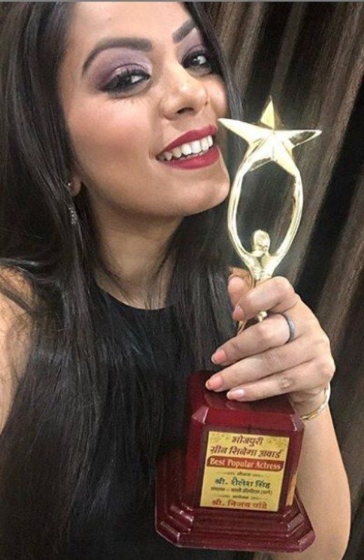 Nidhi Jha with her Bhojpuri Green Cinema Award
