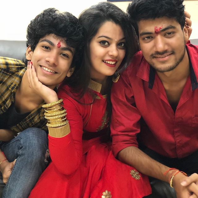 Nidhi Jha with her brothers