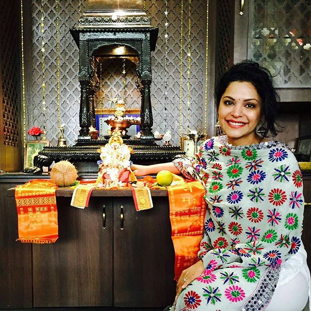 Anuja Sathe with the idol of Lord Ganesha