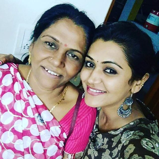 Naina Yadav with her mother