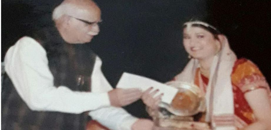 Nidhi Vasandani with her award