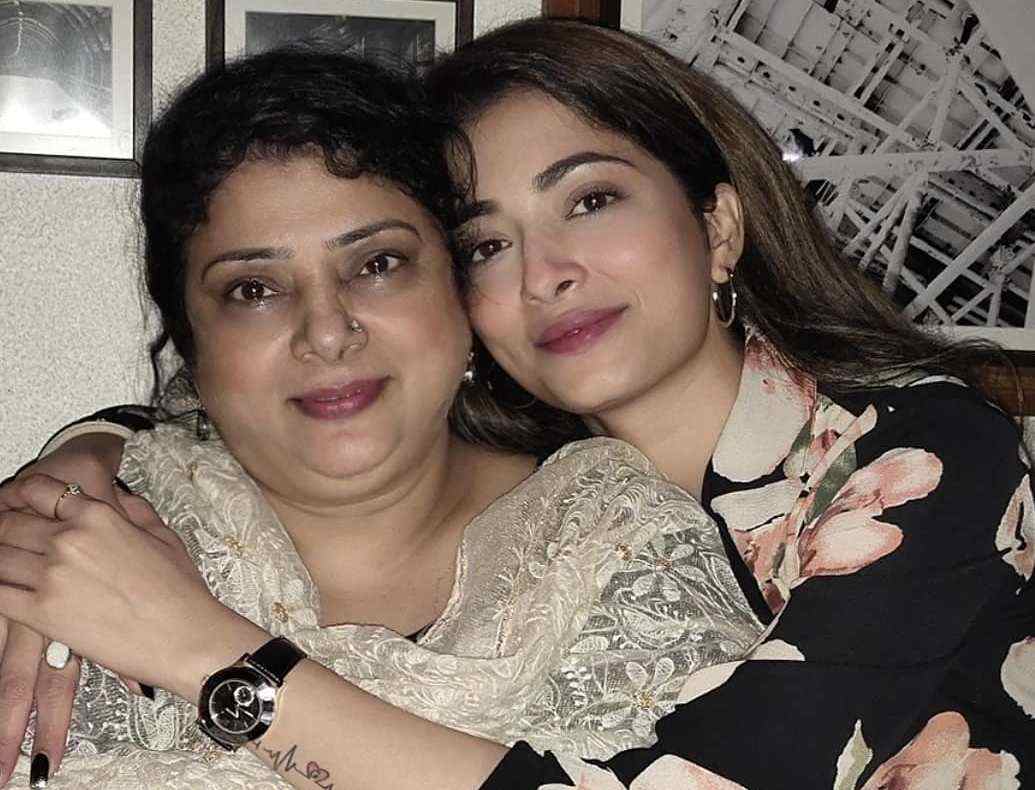 Afreen Alvi with her mother