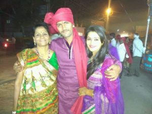 Naina Yadav with her brother and mother
