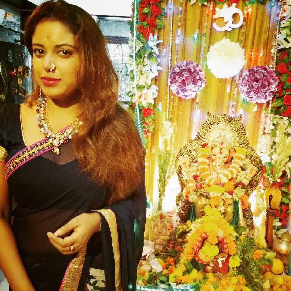 Sneha Paul with Lord Ganesha's idol