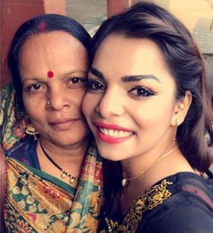 Kajal Shankhawar with her mother 