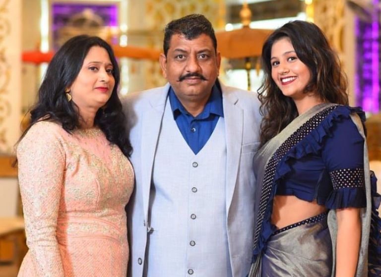 Anjali Arora with her parents 