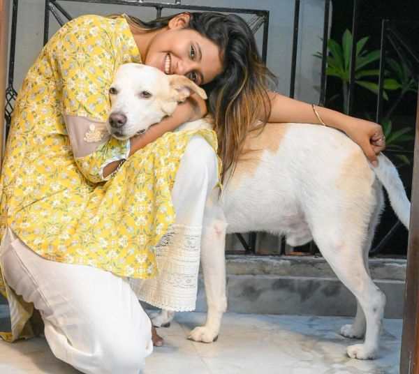 Anjali Arora with her pet dog 