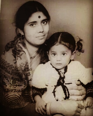 Karuna Pandey's childhood image with her mother