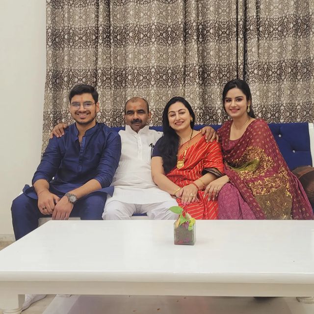 Shivika Pathak with her family 