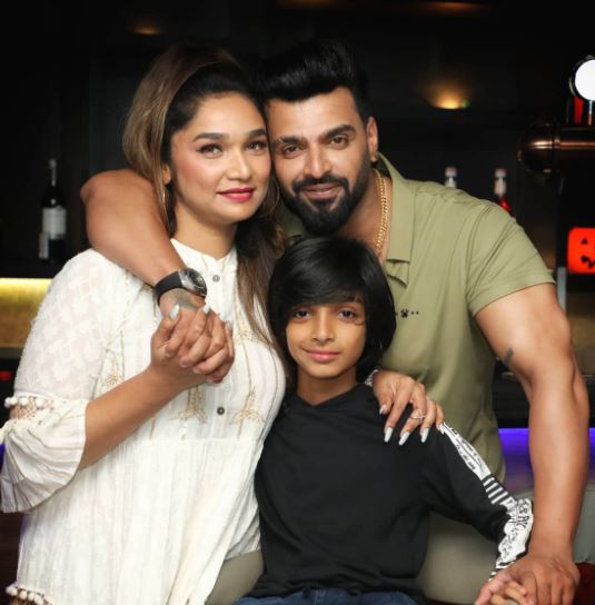 Vinay Gowda with his wife and son 