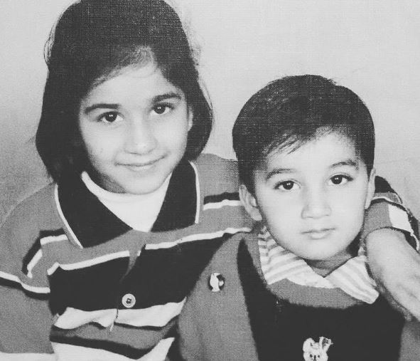 Prachi Bansal childhood image with her brother 