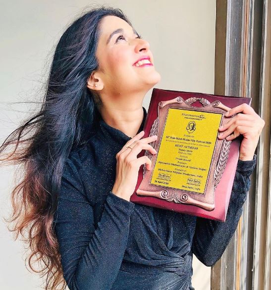 Prachi Bansal with her award